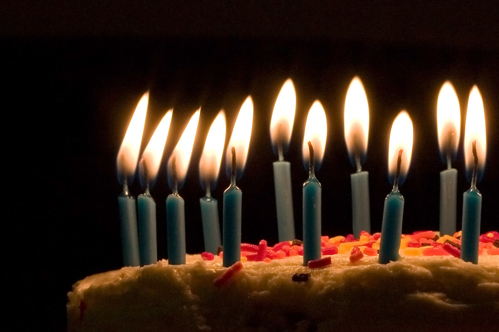 Blue_candles_on_birthday_cake